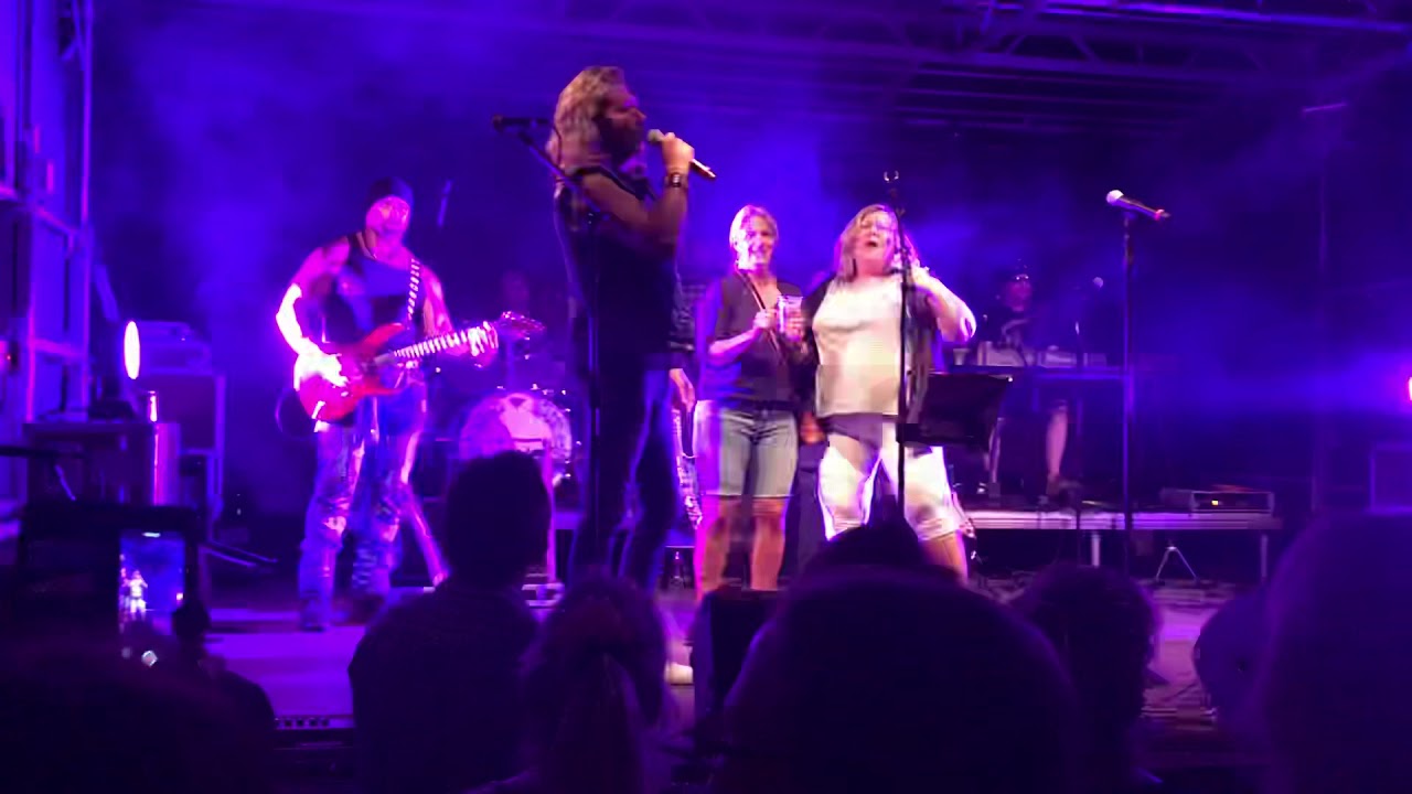 An de Eck steiht ´n Jung mit´n Tüddelband-Holstenköste 2018 mit Boerney und die Tri Tops
