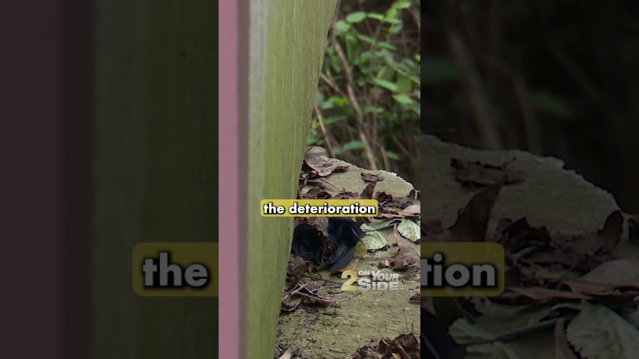 Сарай домовладельца пошатнулся над размытым каналом, а старая, сломанная труба угрожает имуществу.