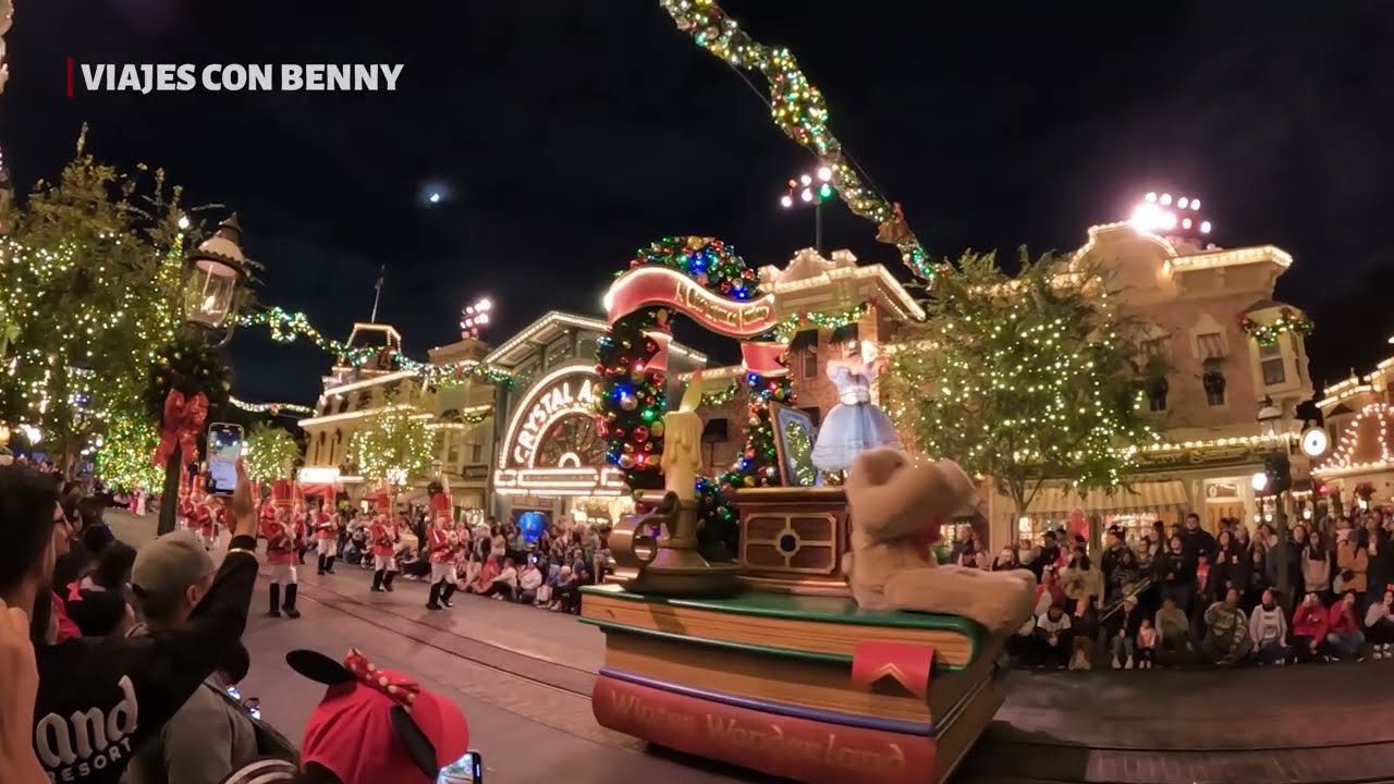 Disneyland Resort | Christmas Fantasy Parade & Holiday Tree Lighting 4K