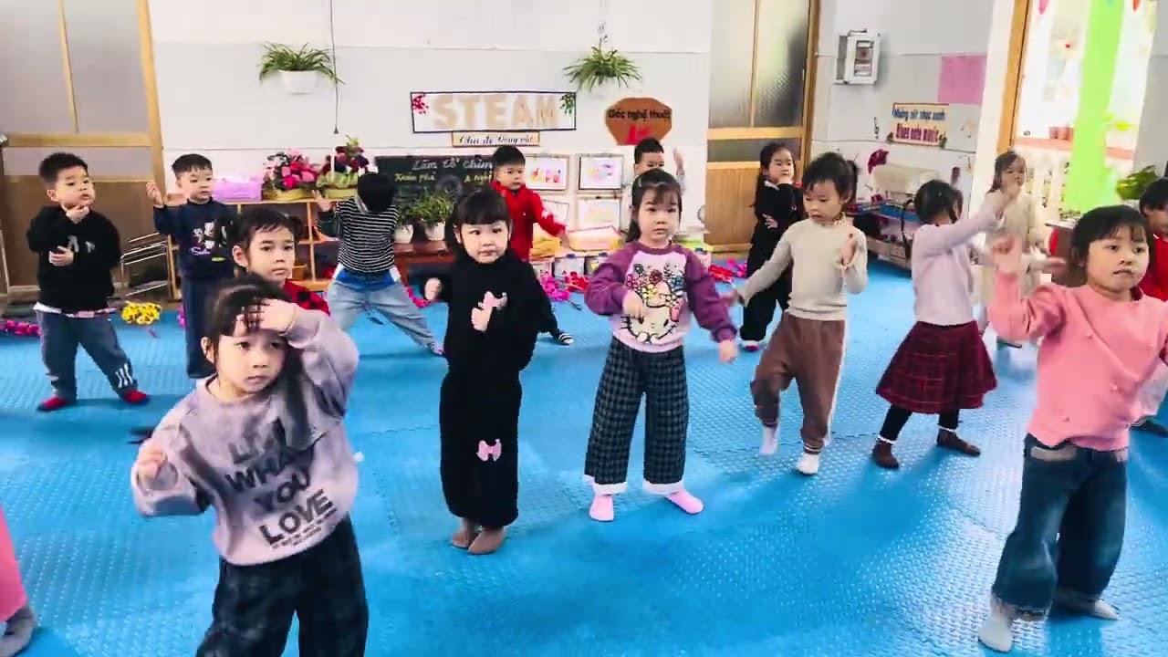 XUÂN ƠI Ở LẠI CHƠI