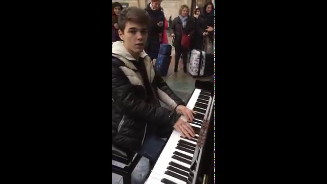 Un pianista in stazione a Milano