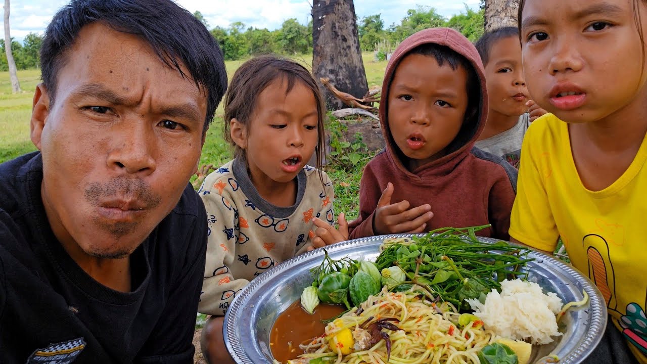ส้มตำบ้านนากับหลานๆ ຕຳຫມາກຫຸ່ງບ້ານນາ #บัวไล
