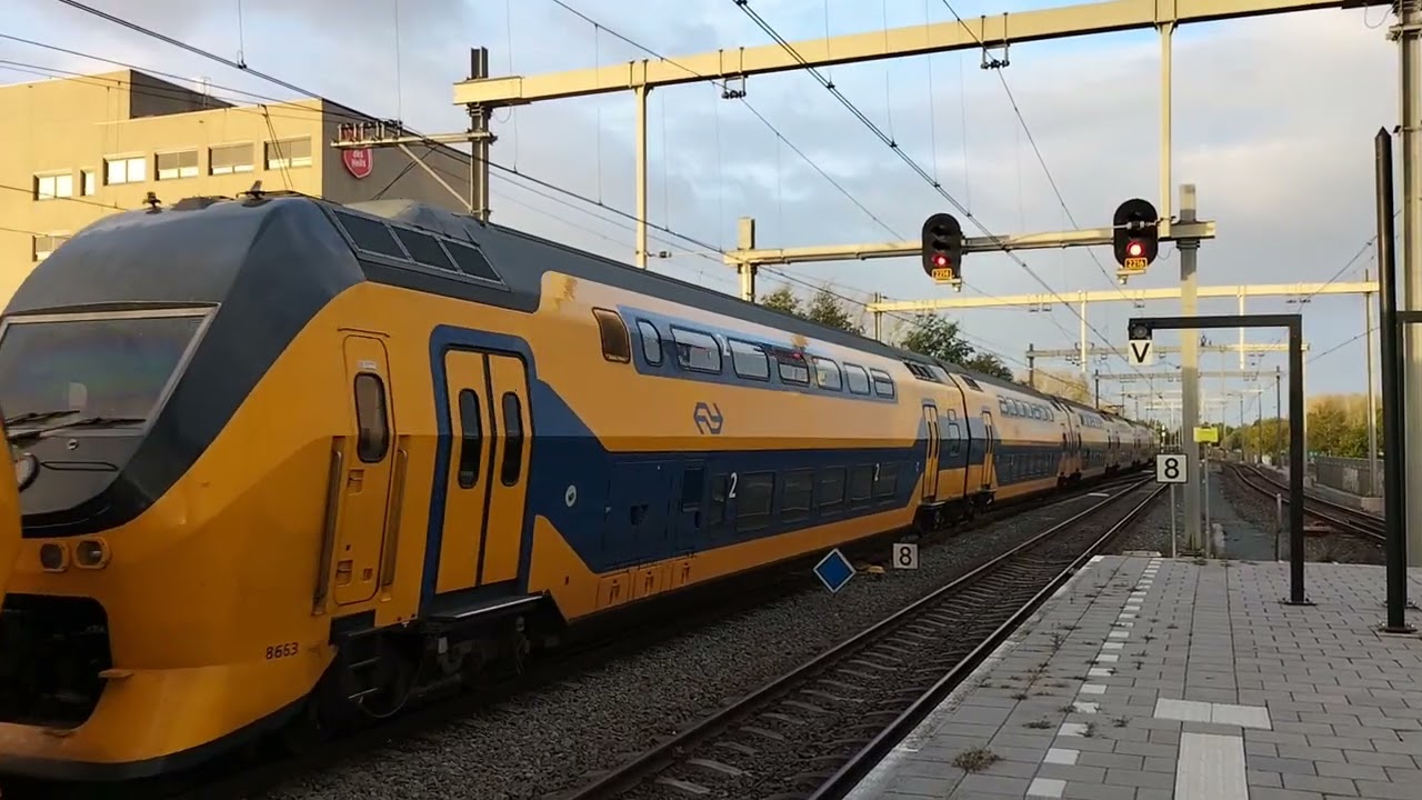 12 Bakken Virmm 1 komt aan als leeg materieel op Almere centrum