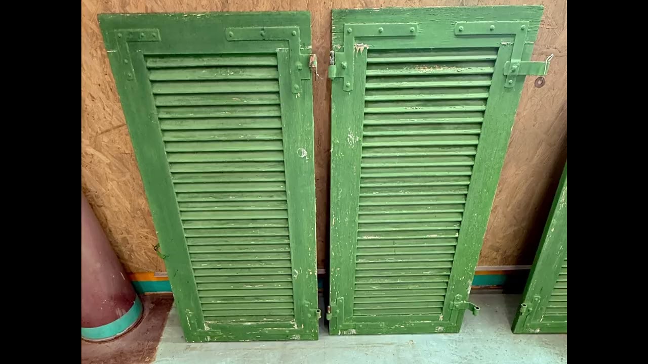 Décapage d'ancienne peinture sur volets en bois à jalousies