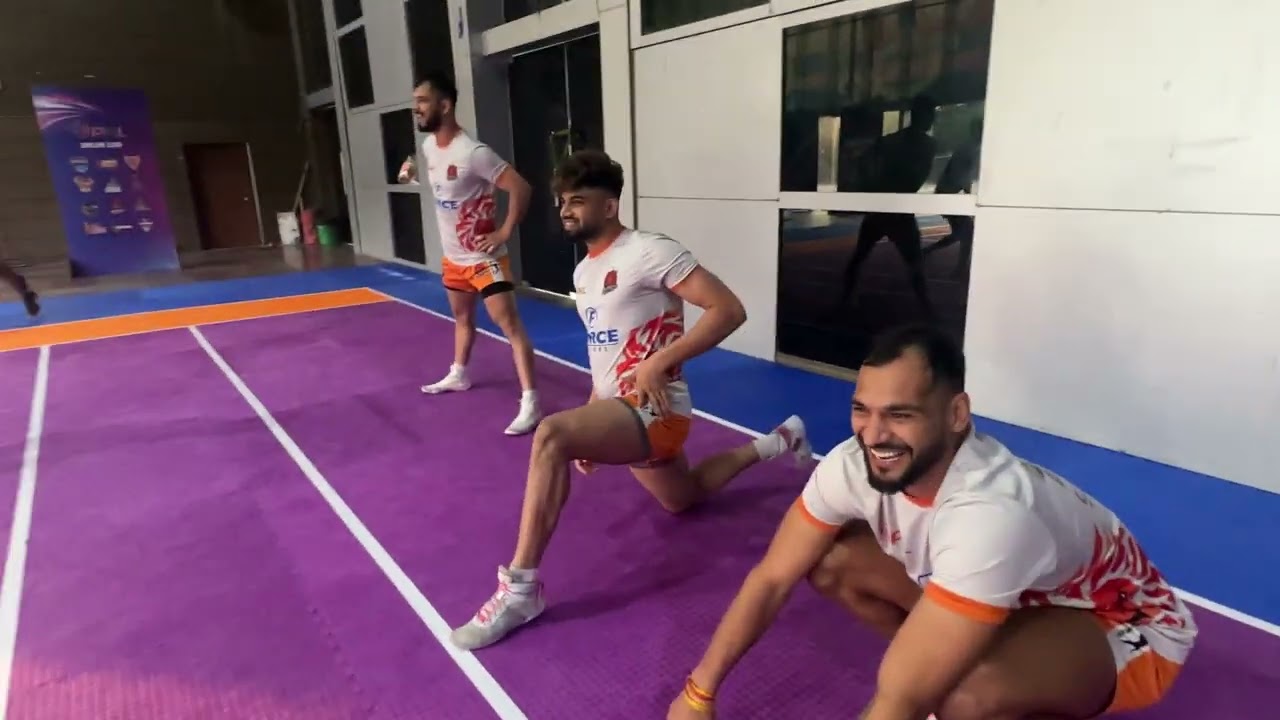 Ajay Thakur's Fun Chat😂with Puneri Paltan During Stretching | Kabaddi Vibes #ajaythakurkabaddi