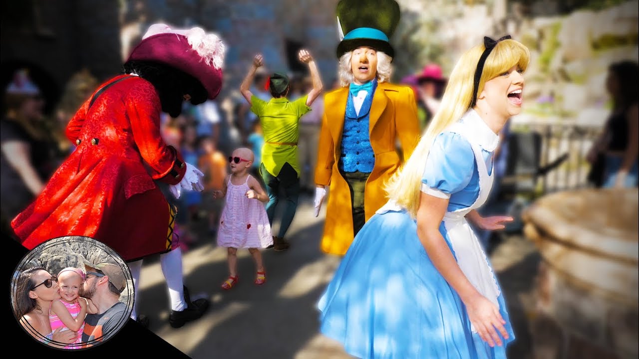 Мы были окружены персонажами Диснея!! | Видеоблог Disneyland