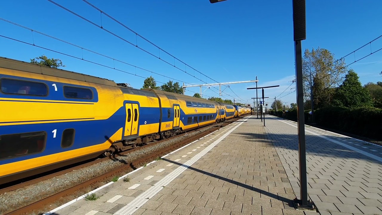 NS VIRMm 8665 + NS FLOW VIRM 9528 passeren station De Vink