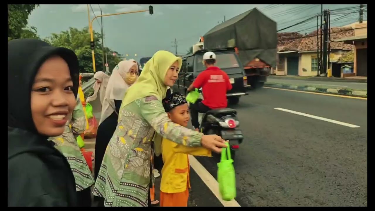 Bahagianya Anak-Anak Berbagi Takjil di Desa Cengkaruwatu 