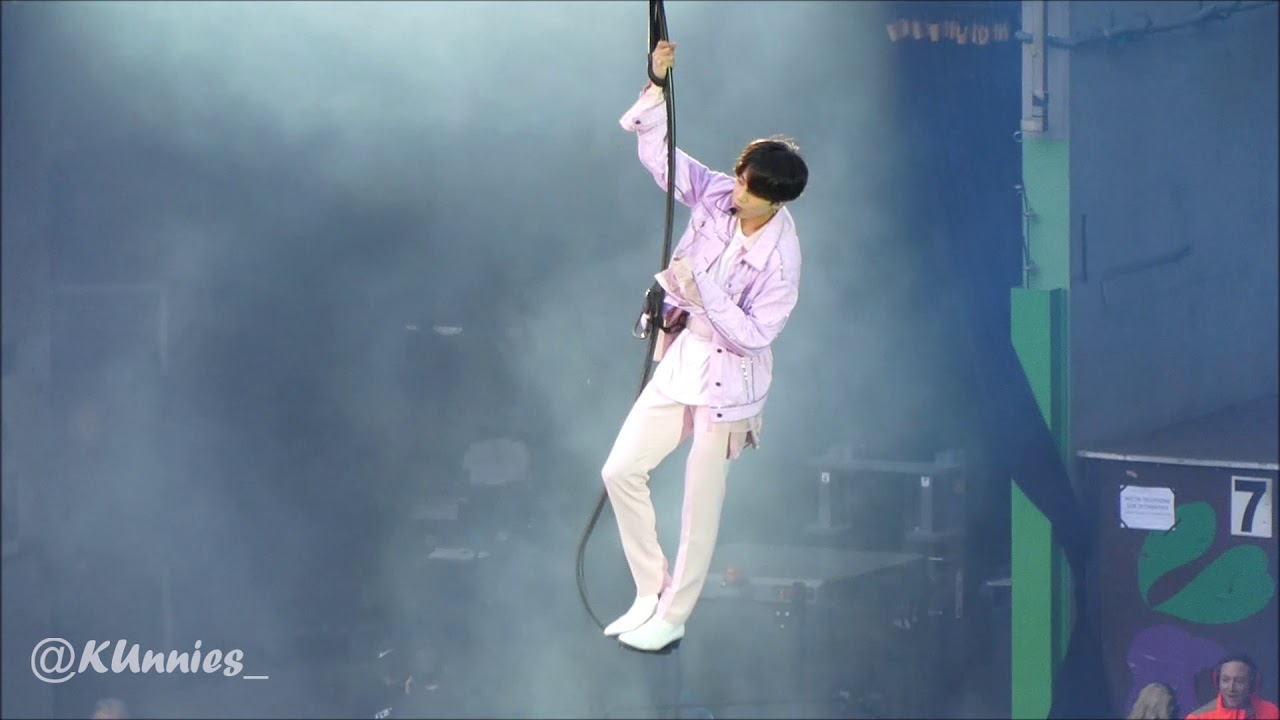 BTS (방탄소년단) - Jungkook solo stage (Euphoria) - Speak Yourself World Tour - Paris 190608