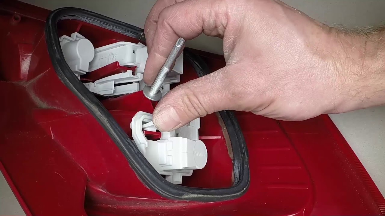 Как заменить лампы задних фонарей на Ford Fiesta 2008–2012 годов