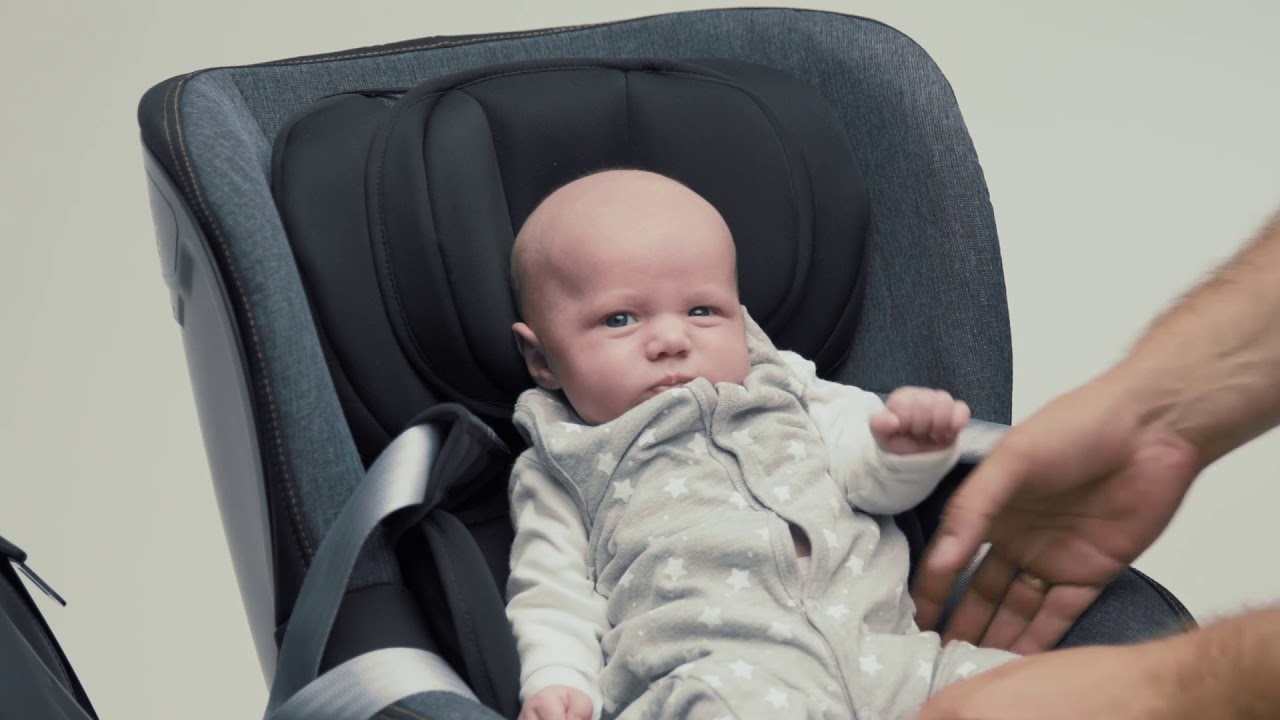 DUALFIX i-SIZE - Britax R&ouml;mer - Instalaci&oacute;n del asiento & c&oacute;mo sujetar al ni&ntilde;o con el arn&eacute;s