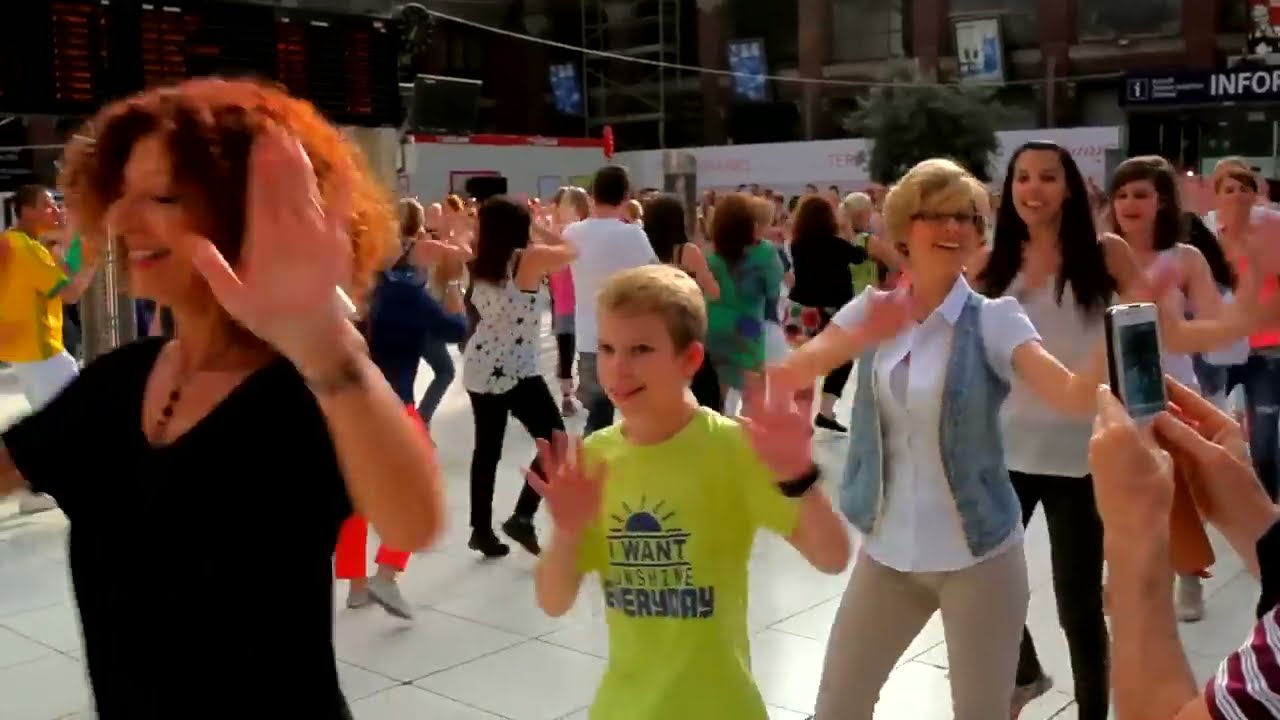 Flashmob We are One à la Gare Lille Flandres par Eric Koloko pour SNCF