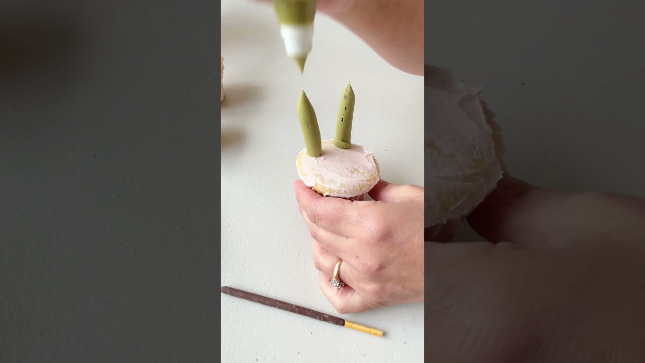 Buttercream Flower piping.  Cupcake Bouquets.