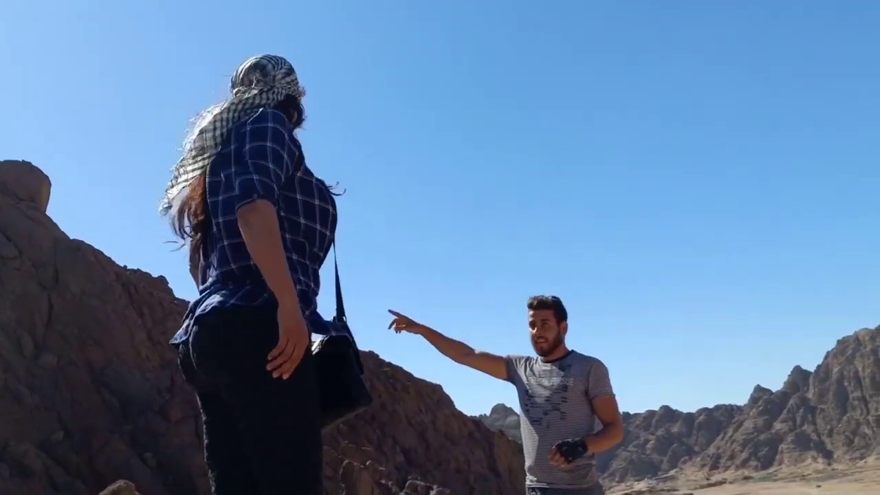 الست المصريه لما تعمل سوبر مان اعلي الجبل.