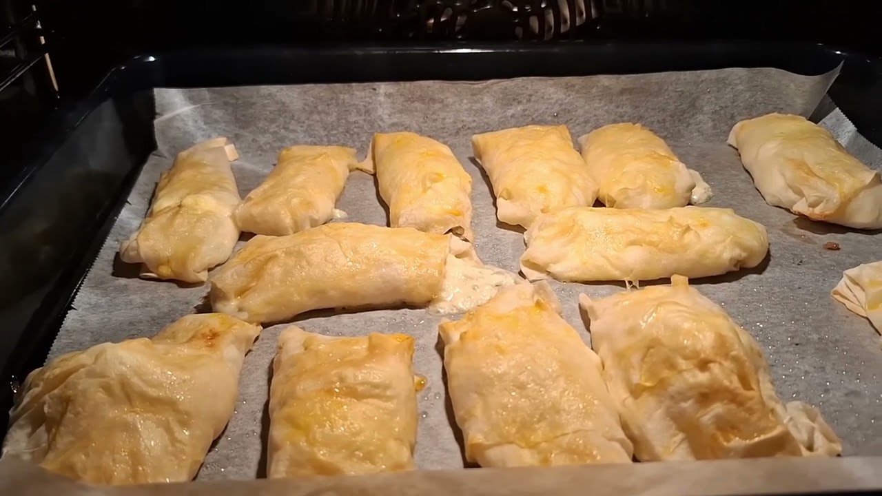 Банички с турски пресни кори с 2 вида плънка/Turkish fresh crust patties with 2 types of filling