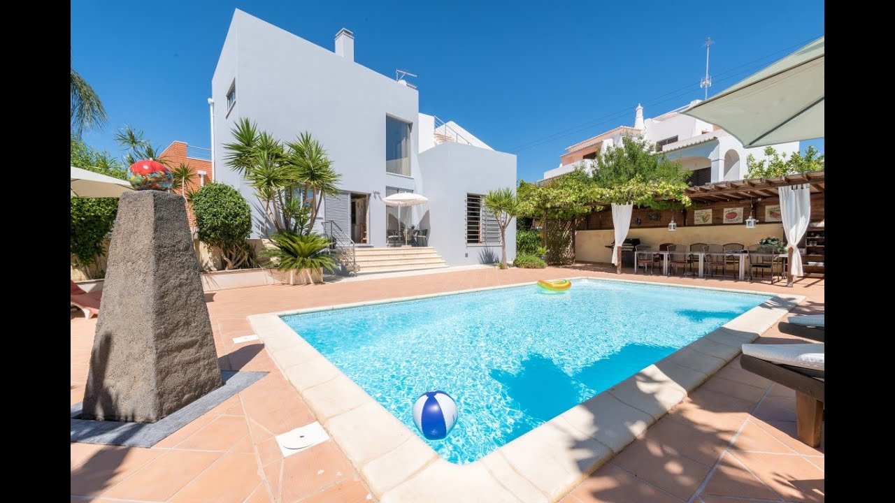 Contemporary 4 bedroom villa in Armação de Pera, Algarve
