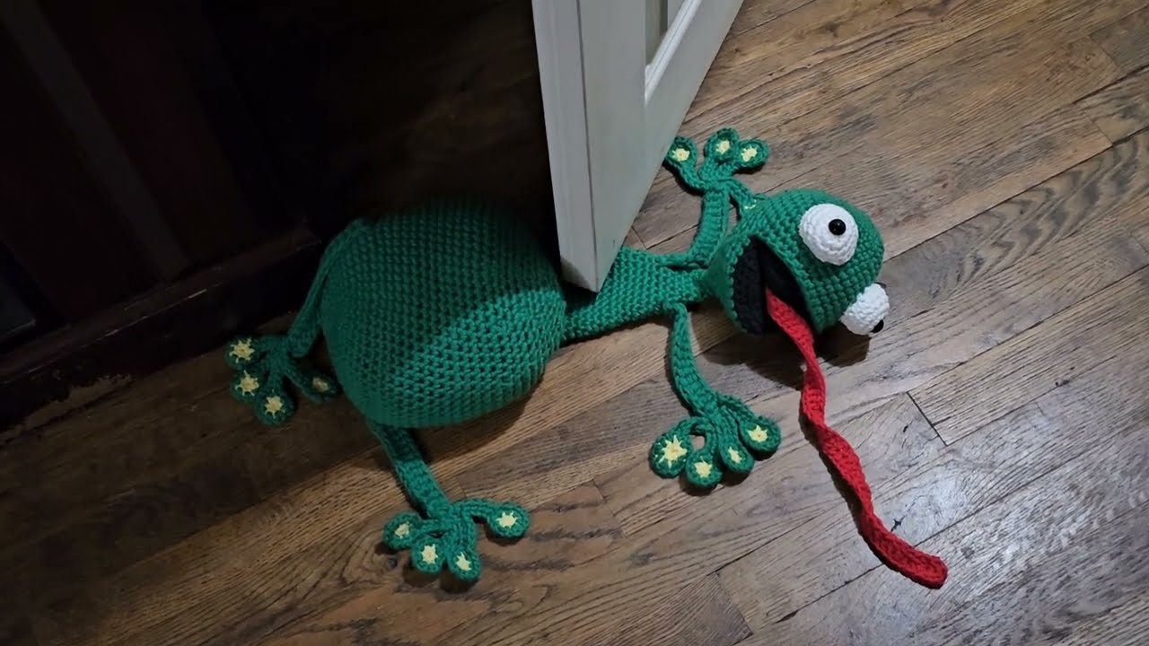 Frog Doorstop Crochet.  @wipandchain