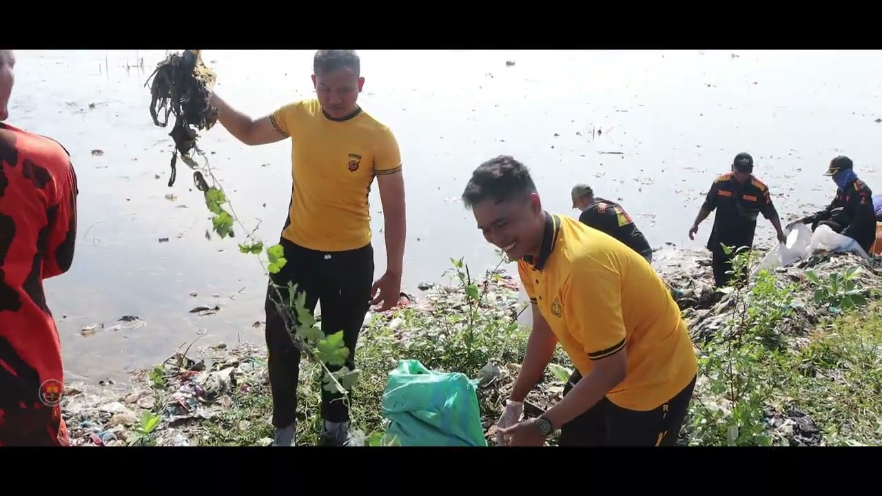 Jumat Bersih Serentak Forkopimda, Pantai Kesenden Jadi Lebih Asri