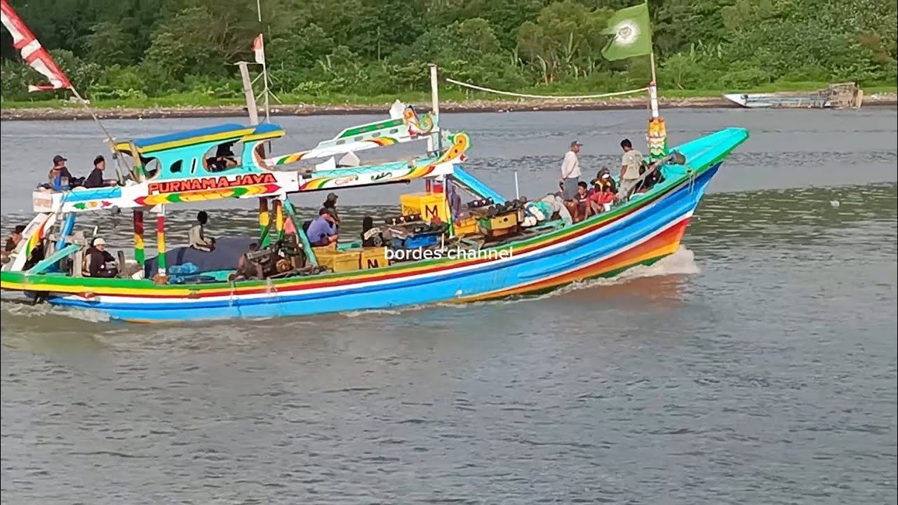 Activities at the Puger estuary, where fishing boats come in and out  
