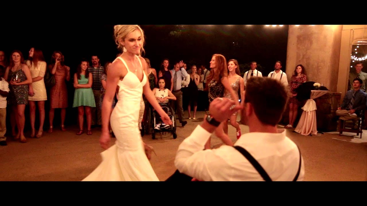 Bride & Her Bridesmaids Perform the Best Beyoncé Wedding Dance Routine in Texas