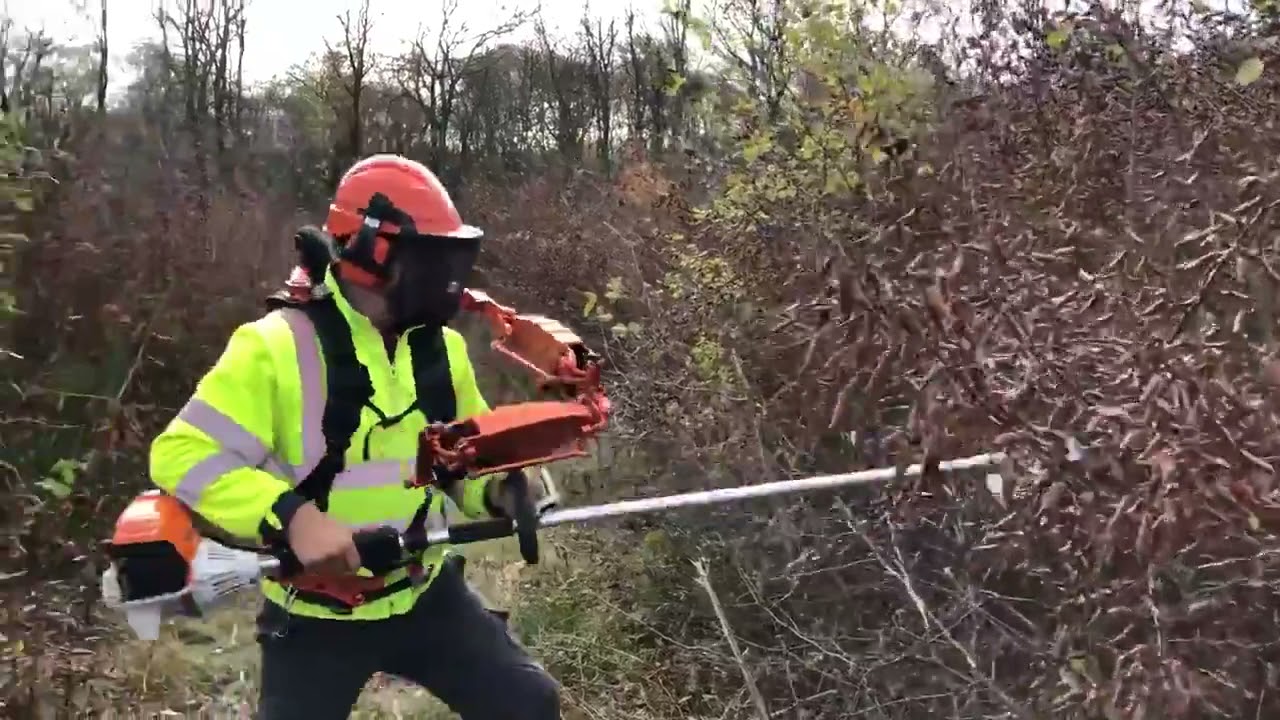 Démonstration d'un exosquelette lors d'un débroussaillage