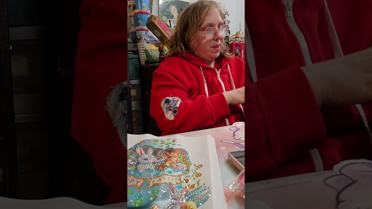 Marjolaine termine un Diamond painting de Pâques et commence un nouveau 