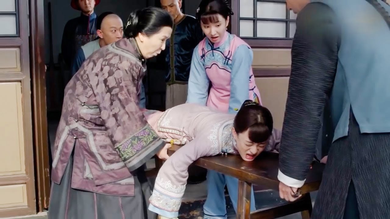 灰姑娘被打的屁股開花，卻笑着感謝打板人，說出原因讓人心酸！