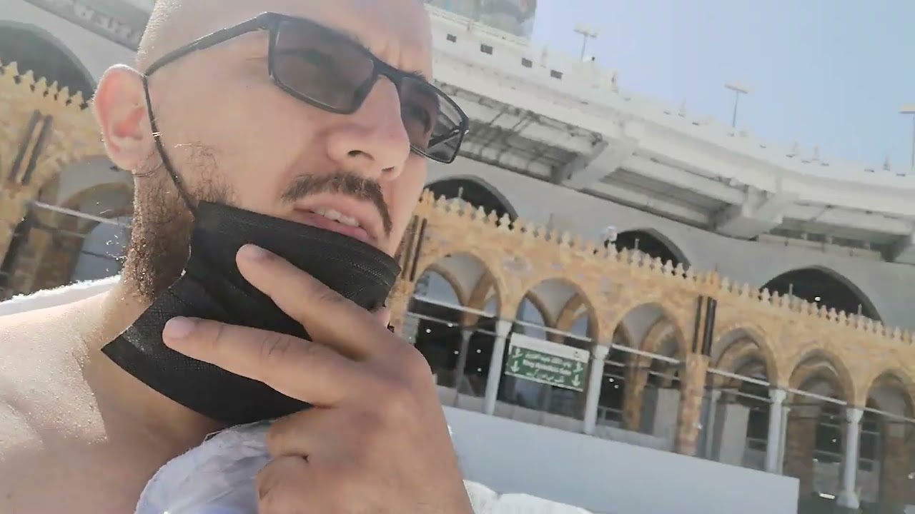 لەکاتی دەرکەوتنی بینای کەعبەدا شانی ڕاست دەردەخرێت