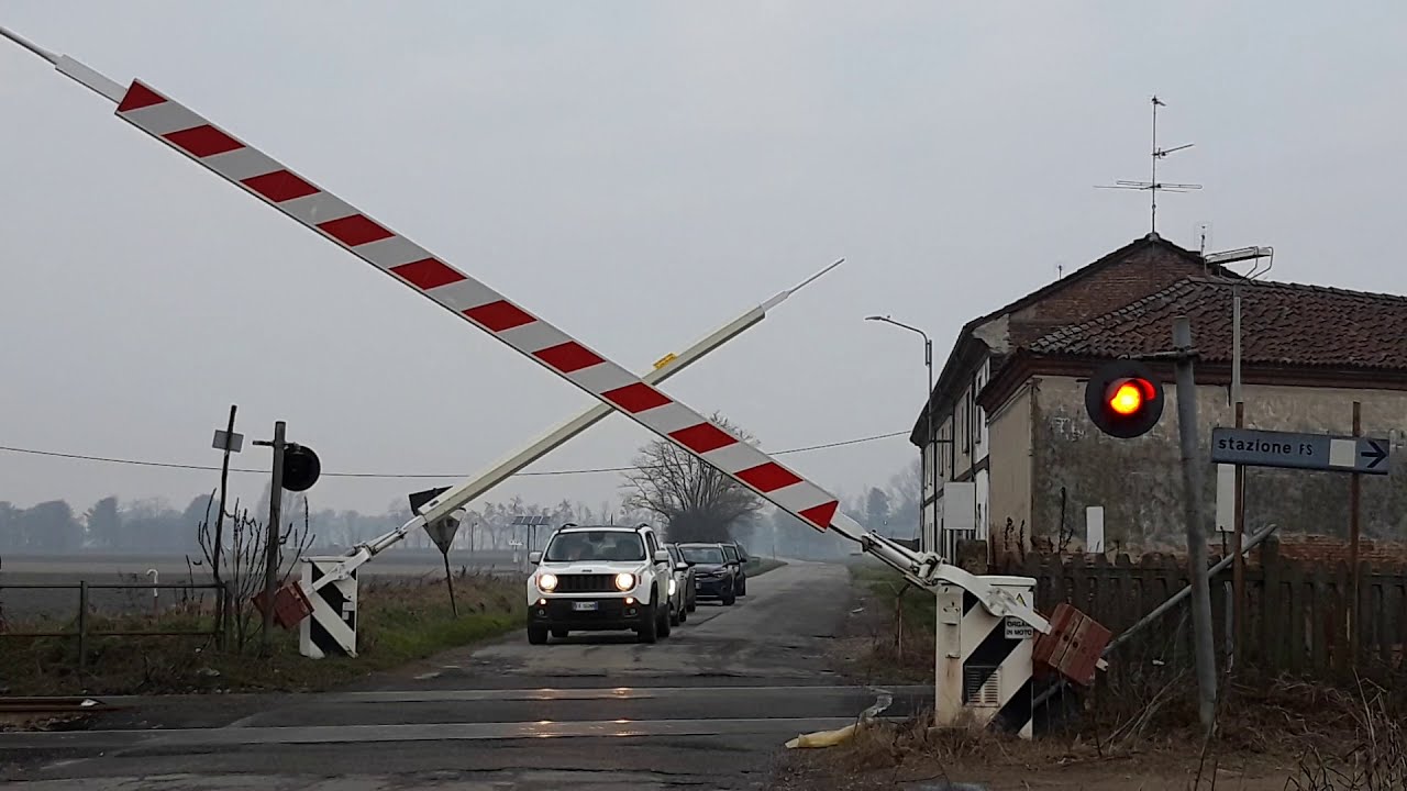 Passaggio a livello Cava Carbonara//Railroad crossing//Bahnübergang