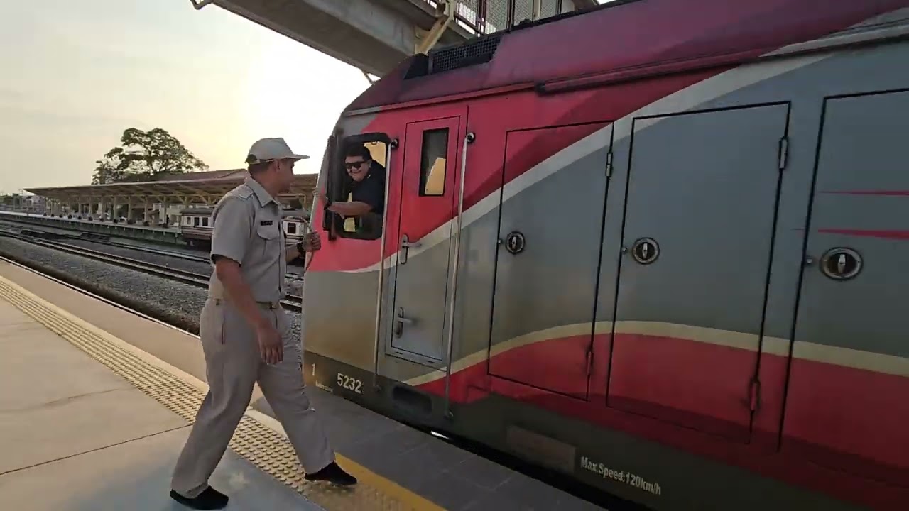 262 และรถด่วนพิเศษทักษิณ 37/45 จอดบ้านโป่ง Special Express train 37/45
