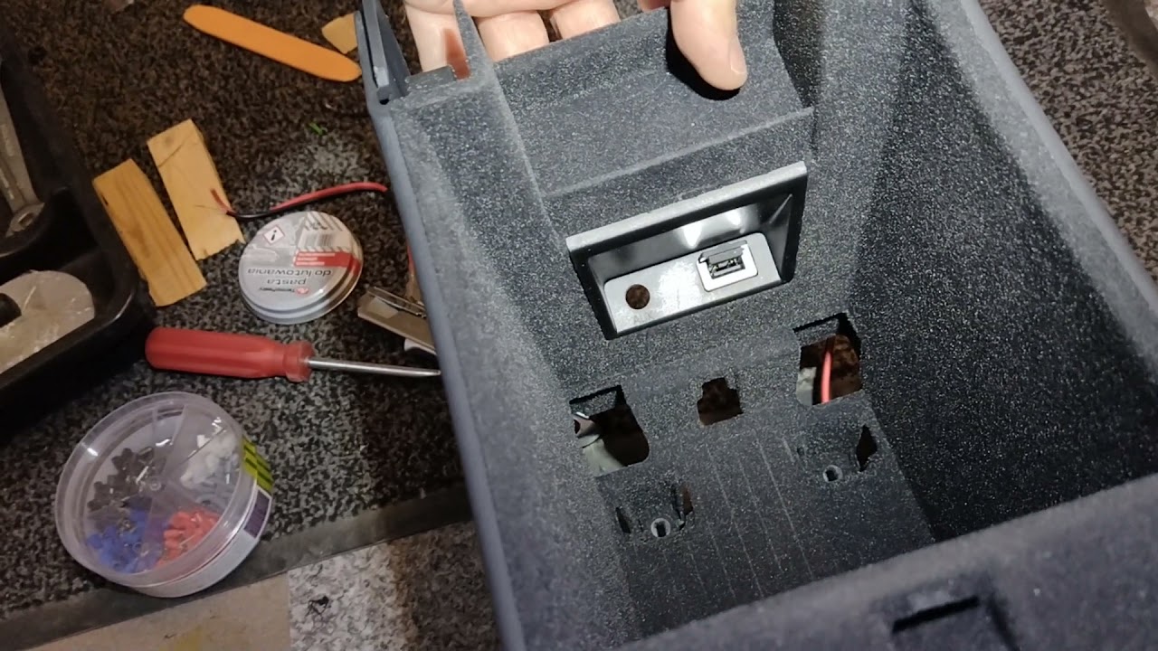 tunel środkowy XC60 demontaż i dodatkowe gniazdko usb.