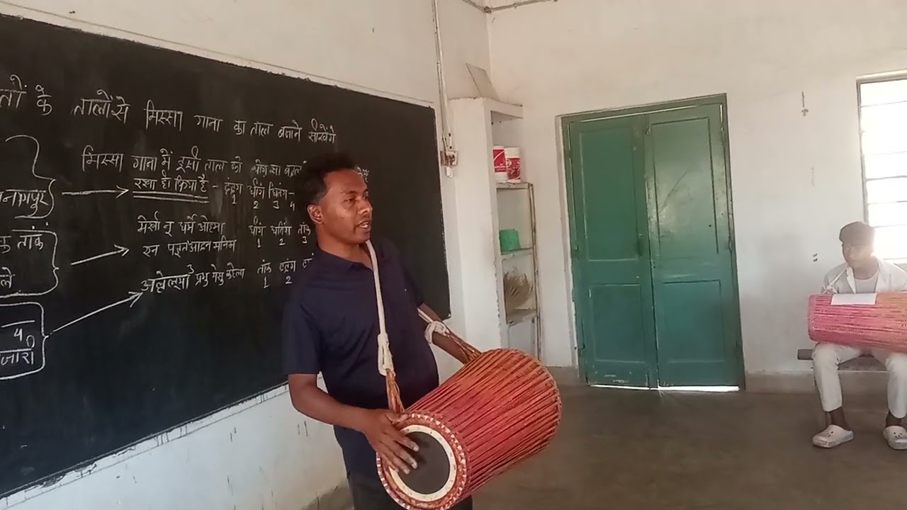 संत जेवियर उच्च विद्यालय गोठगांव में मांदर बजाने का अभ्यास