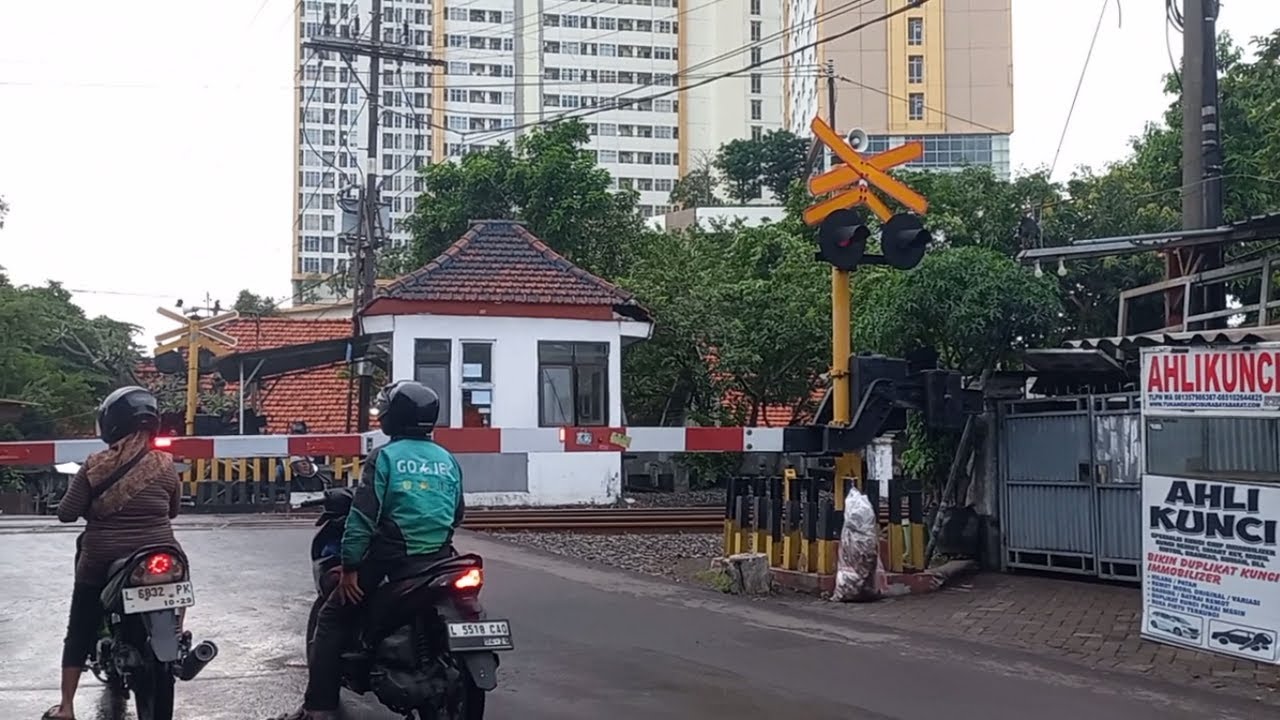 Perlintasan kereta api kalibutuh surabaya 3