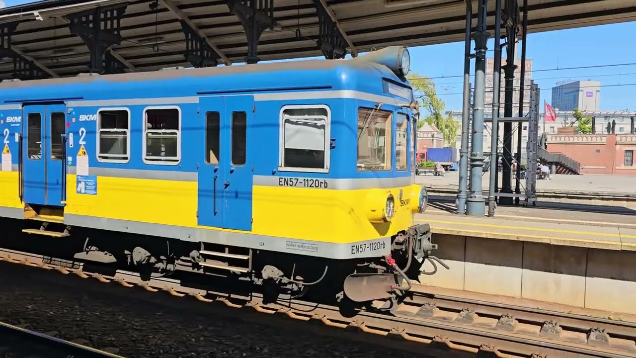 PKP EN57 - EN57 1120 + EN71 - EN71 051 departing Gdańsk Gł&oacute;wnyStation  18/05/25