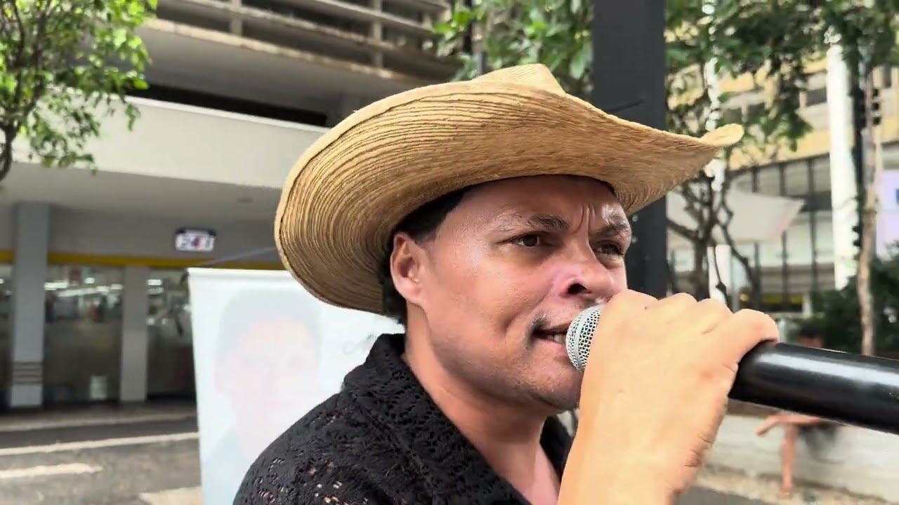 Cantando a música do Brasil e  passa um satanás de bicicleta atrapalhando o vídeo e ainda olha 