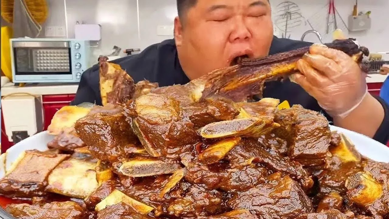 Monkey brother spent 1,000 yuan to buy a fan steak, and he just ate it with his mouth full!