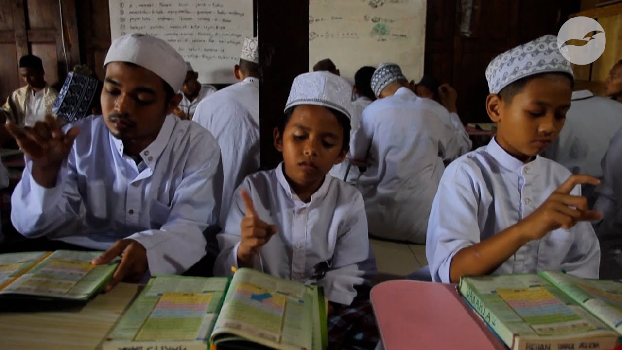 Alquran dengan bahasa isyarat untuk tunarungu