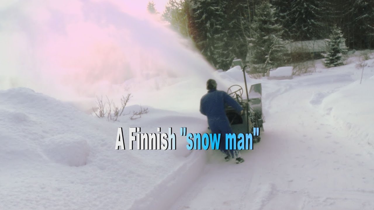 Finnish snow man. Lumimies töissä.