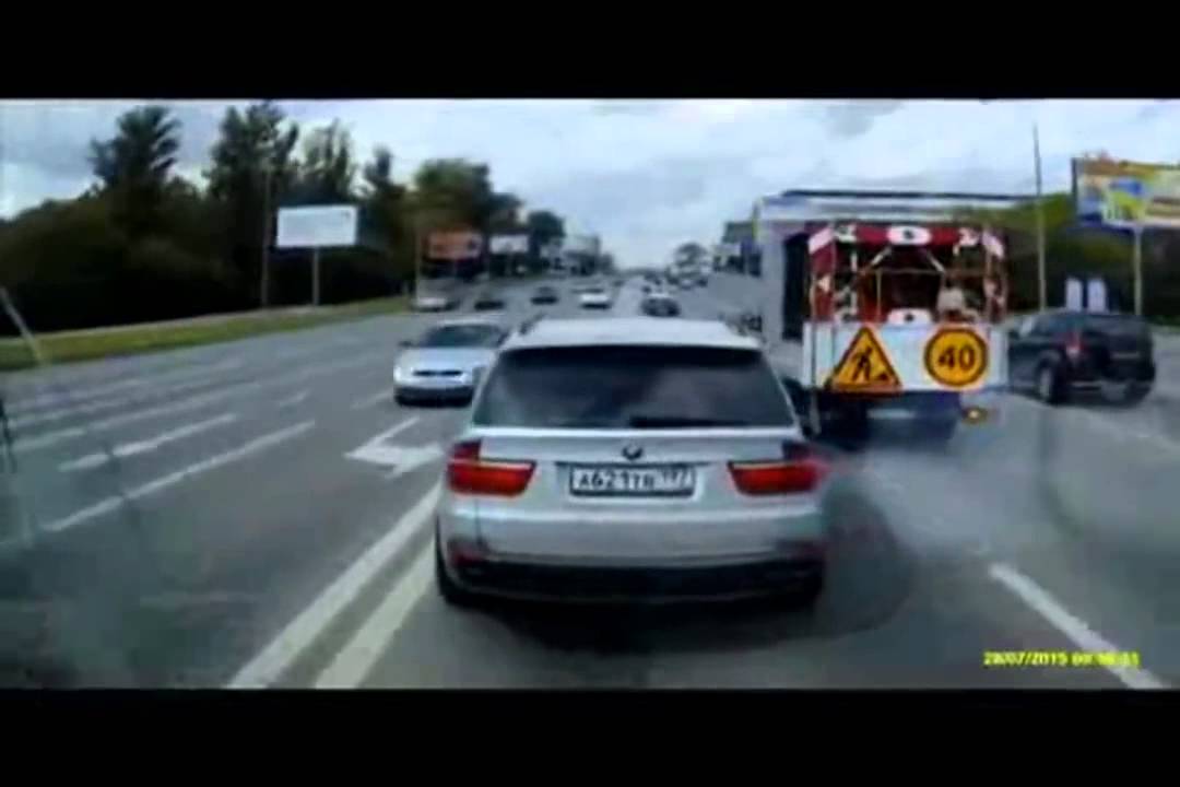 Олень на BMW X5 не уступил скорой помощи \ BMW X5 prevents ambulance in Moscow