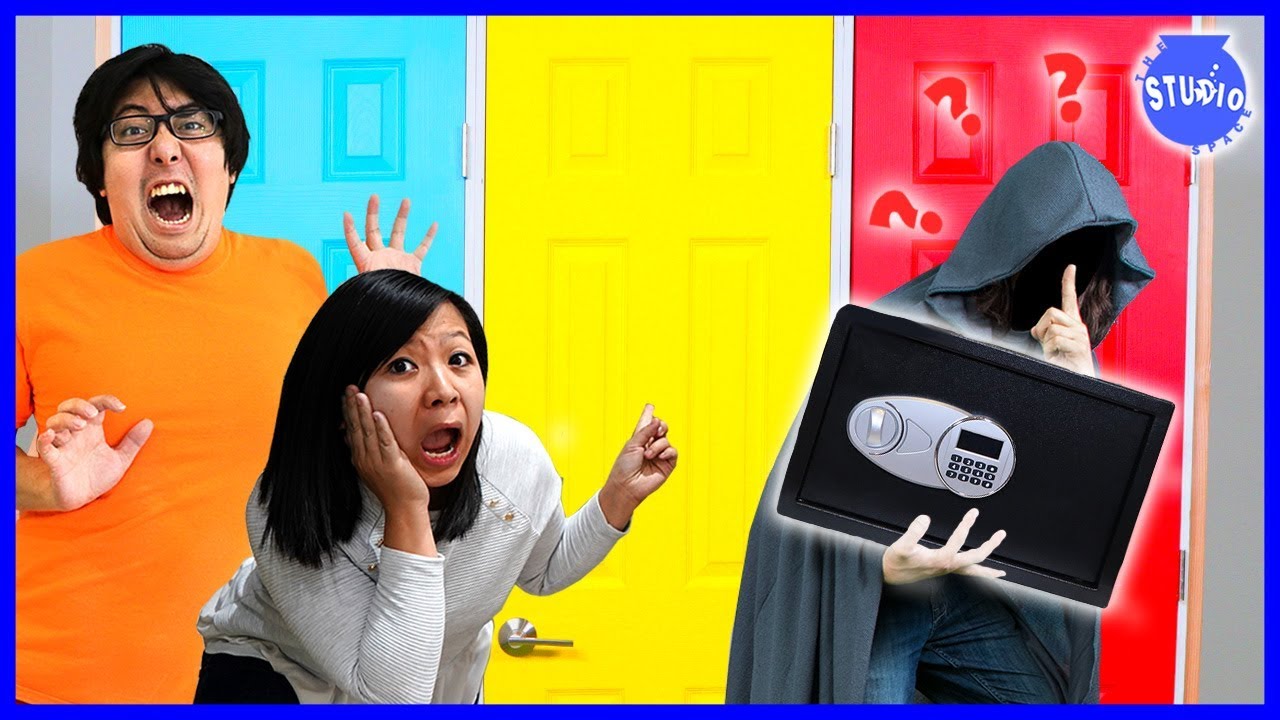 WHAT'S IN THE SAFE !? ESCAPE FROM TOY MASTER !