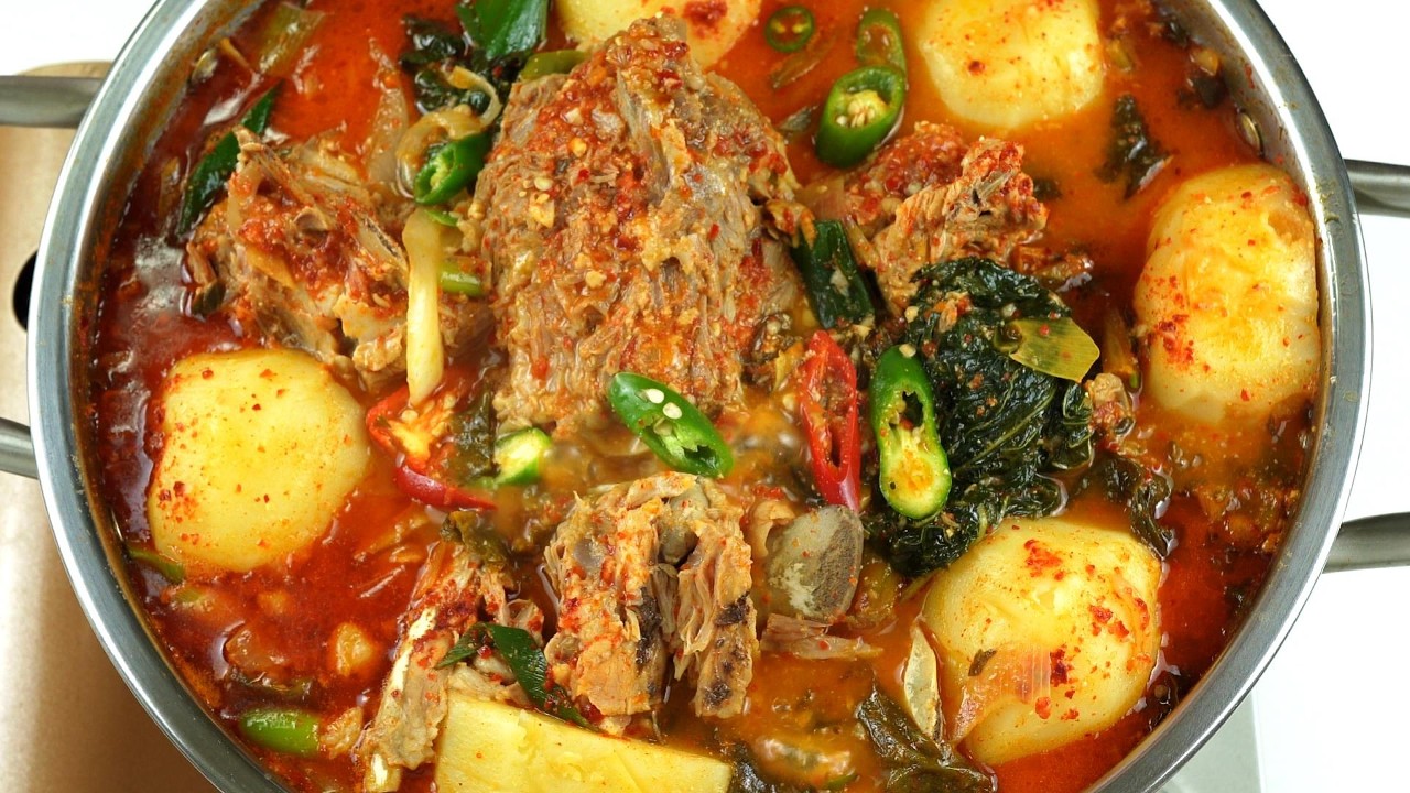 “감자탕 | 집에서 끓였더니 식당보다 더 맛있어요”