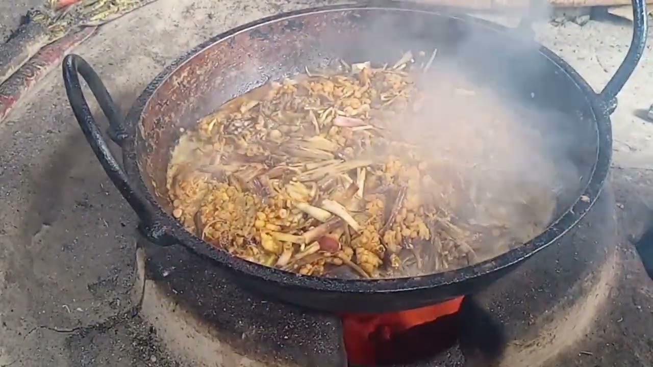 মোচার ঘন্ট আর মুরগির মাংস রান্না #villagelife #banglavideo #arifablogevideo 