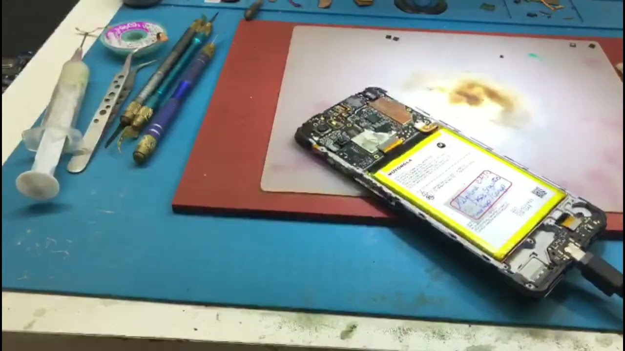 Moto E22 não carrega, mostra o raio mas não sobe carga