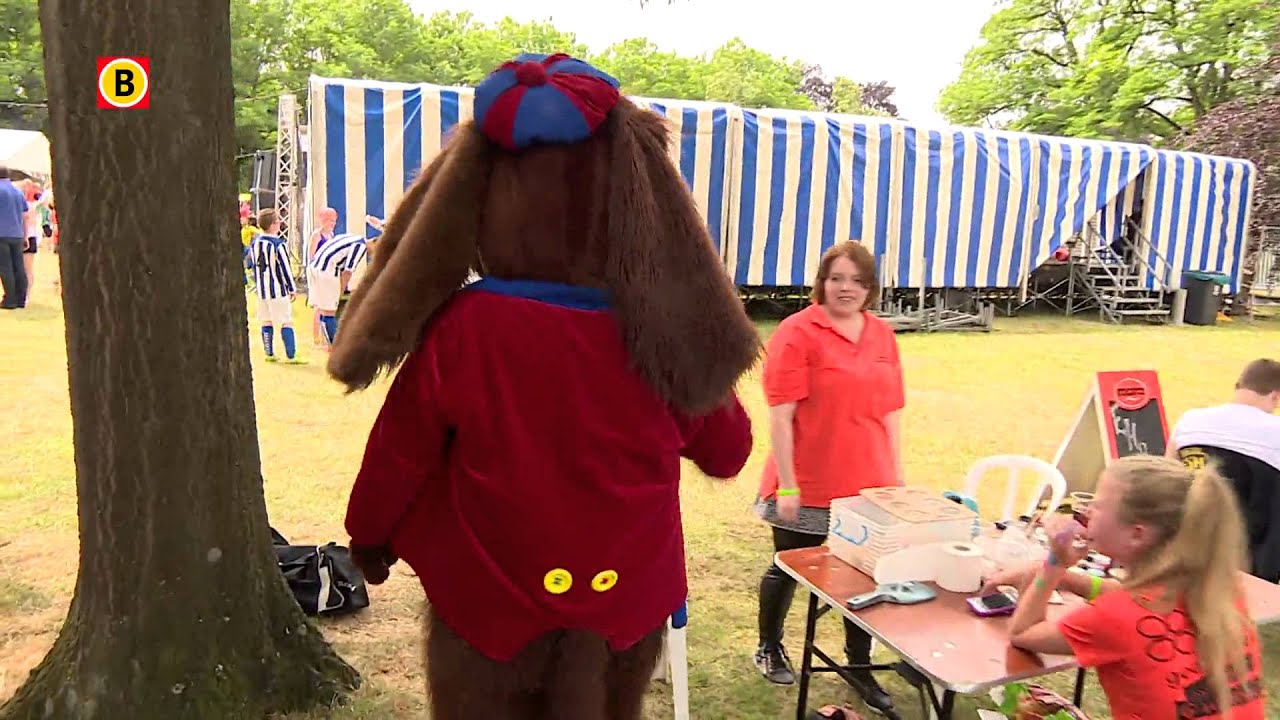 Afzien in dikke pakken op het NK voor mascottes