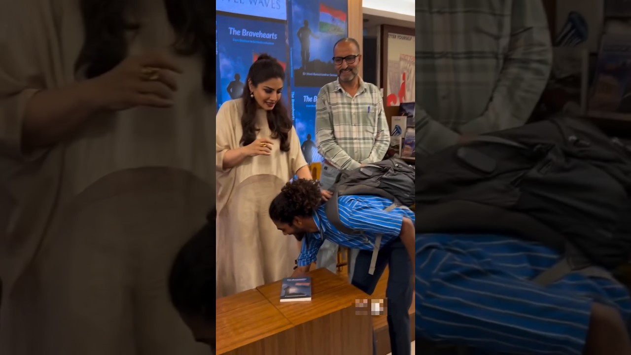 When Raveena Tandon's fan fell at her feet#shorts#youtubeshorts #bollywood #bollywoodkhabar