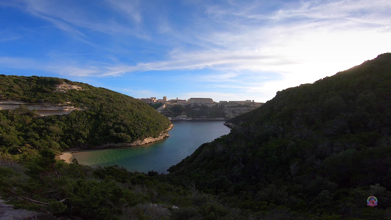 Vue sur les hauteurs de la Calanque de la Catena &agrave; Bonifacio en Corse sur une musique en La 432 Hz