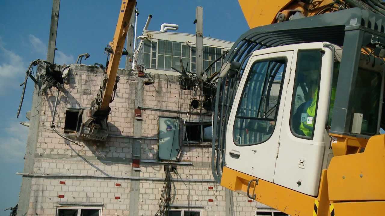 Liebherr - Crawler Excavator R 954 C Litronic Demolition during an operation near Frankfurt
