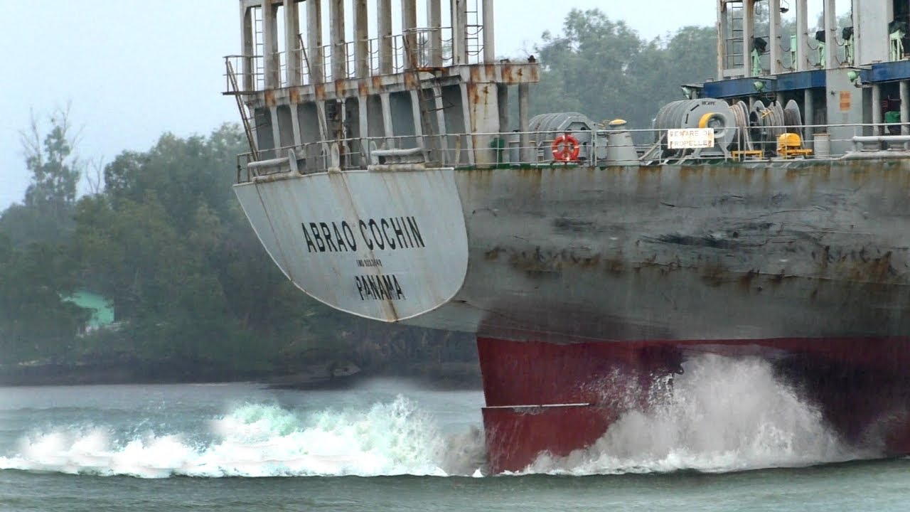Epic Water Blast - SHIP'S PROPELLER Roars Through Rainy Turn #shipspotting