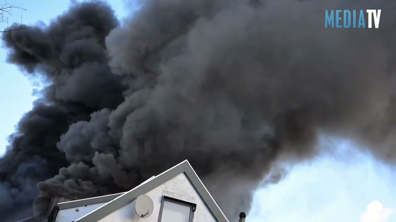 Dikke zwarte rook bij zeer grote brand in loods Bonseweg Hellevoetsluis