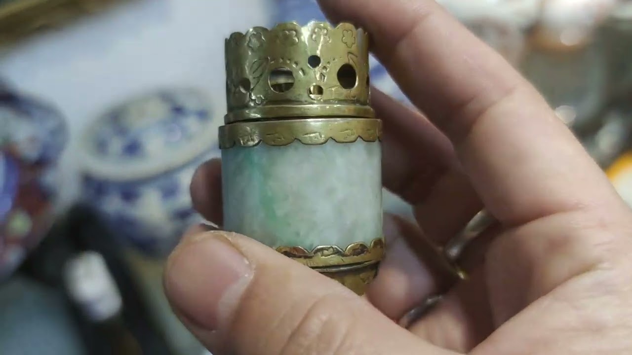 古玩店了发现沉香，可哥一看好东西，不过老板也不是一般人，心里合计怎么才能便宜拿下